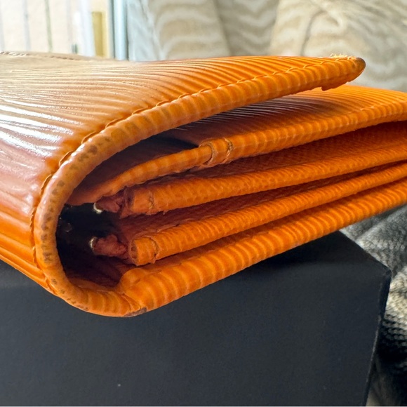 AUTHENTIC Vintage Louis Vuitton 2004 epi continental wallet ORANGE EPI. - Picture 7 of 16